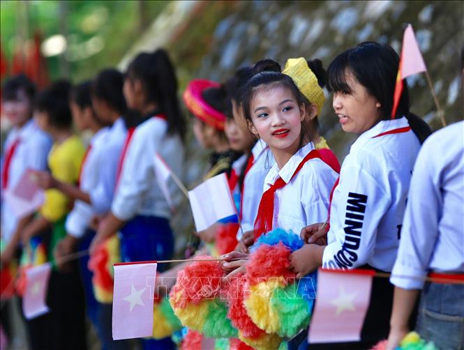 Học sinh vùng lũ phấn khởi đón năm học mới